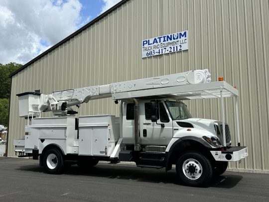 2009-International-7300-4x4-Altec-Material-Handler-Bucket-Truck