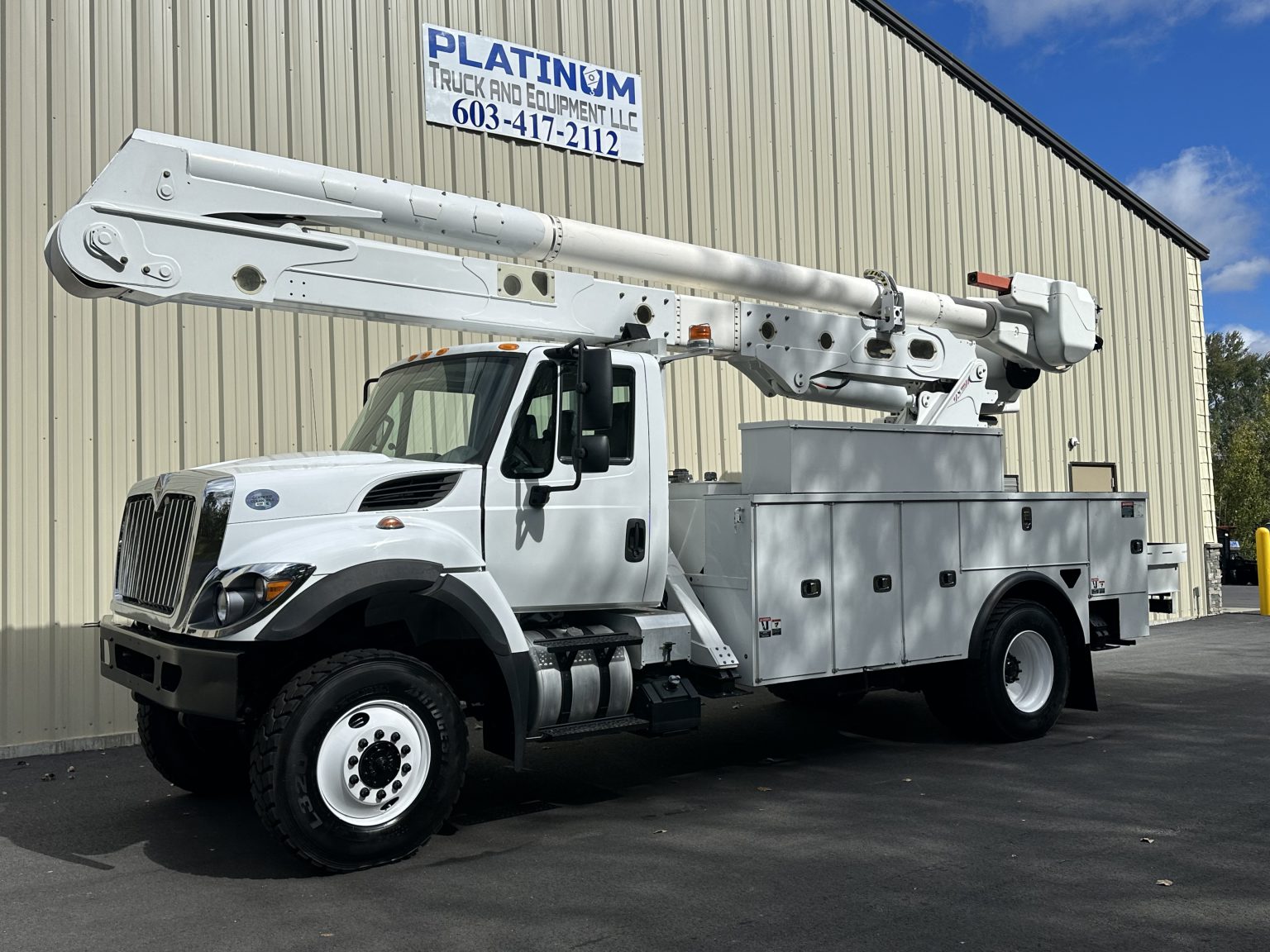 2017 International 7300 4x4 Altec Material Handler Bucket Truck ...