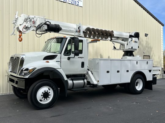 2010-International-7300-4x4-Altec-Digger-Derrick-Utility-Line-Truck