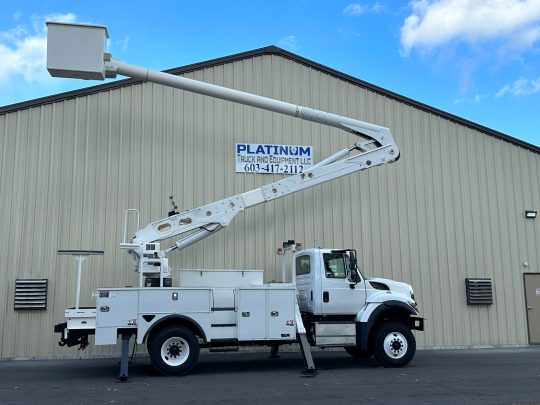 2017-International-7300-4x4-Altec-Material-Handler-Bucket-Truck-Cummins